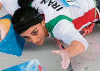 Una escaladora iraní que desafió la obligación de llevar velo abandonó su país