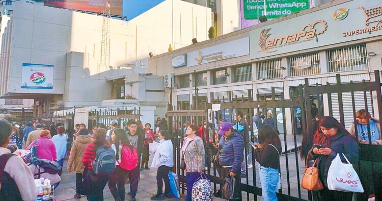 En el centro paceño, otro punto de encuentro muy habitual. La gente espera con sus bolsas.