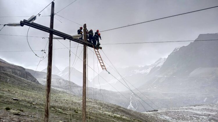 ENDE restablece suministro eléctrico en Viloco tras daños por intensa nevada