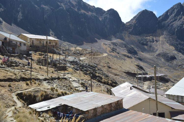 ENDE ejecuta proyecto de electrificación que beneficiará a 500 familias