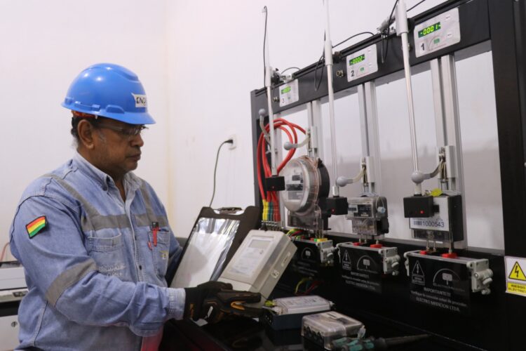 ENDE instala laboratorios de última generación para verificar medidores eléctricos en Beni