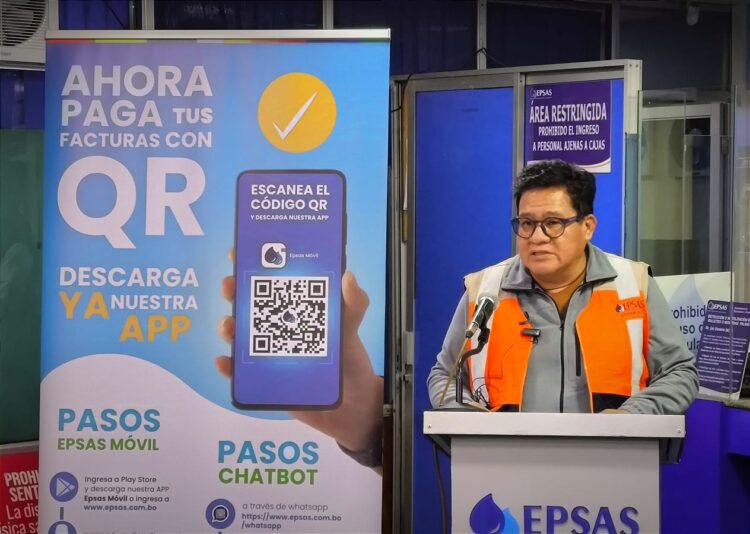 El interventor de Epsas, Alfredo Ayala, presenta sistema de pago por QR.