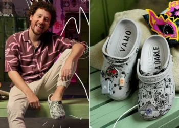 Luisito Comunica crea sus propias ‘crocs’ y usa una máscara de diablo del Carnaval de Oruro.