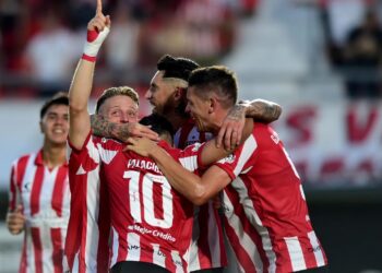 Estudiantes frena la racha de Racing y es líder en el torneo Apertura argentino