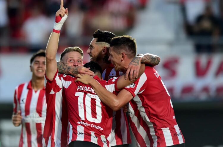 Estudiantes frena la racha de Racing y es líder en el torneo Apertura argentino