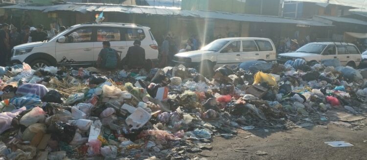 La basura acumulada en Cochabamba cerca de mercados, plazas, parques y hospitales.