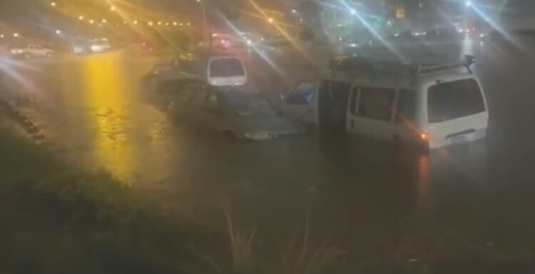 Al menos siete vehículos quedaron en medio del agua.