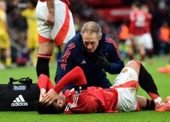 Manchester United confirma grave lesión de rodilla de Lisandro Martínez