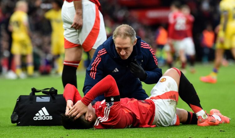 Manchester United confirma grave lesión de rodilla de Lisandro Martínez