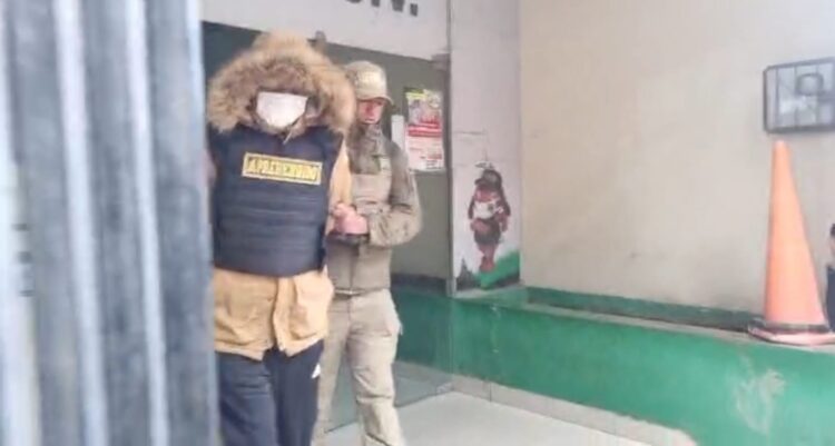 El policía agresor en su salida del Comando Departamental de la Policía.