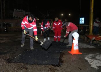 Obreros municipales mejoran las vías de El Alto.