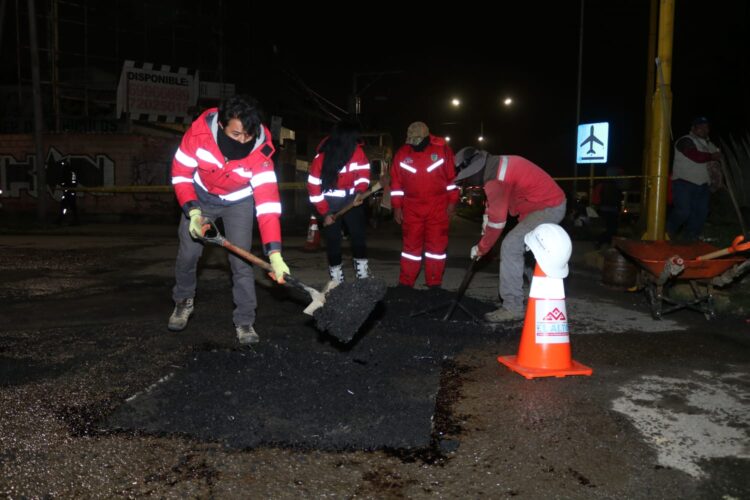 Obreros municipales mejoran las vías de El Alto.