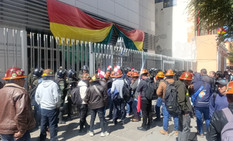 Mineros rompen diálogo con el Gobierno por ausencia de Arce