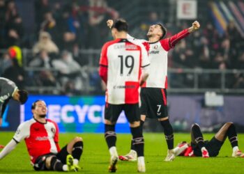El Feyenoord golpea primero con victoria 1-0 contra Milan