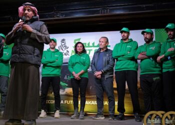 Los jóvenes pilotos sauditas aprovechan para aprender en el Rally Dakar