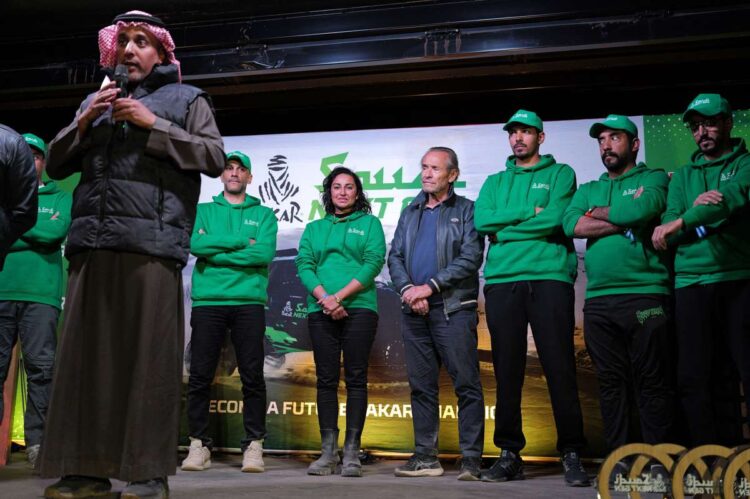 Los jóvenes pilotos sauditas aprovechan para aprender en el Rally Dakar