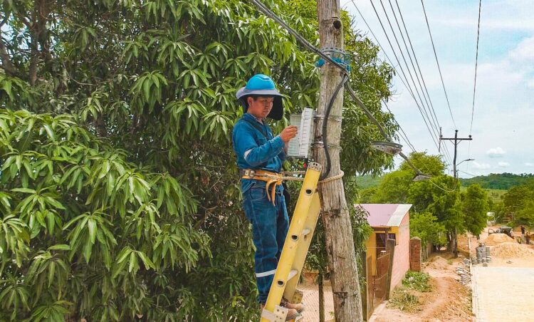 Montaño informa que la cobertura de fibra óptica llega al 100% de municipios del país