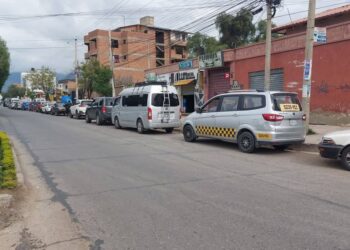 Cochabamba inicia el año con largas filas por combustible; ANH garantiza abastecimiento