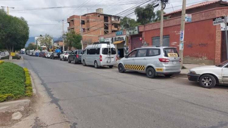 Cochabamba inicia el año con largas filas por combustible; ANH garantiza abastecimiento