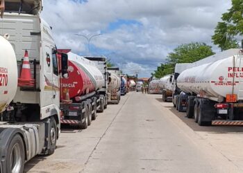 Cívicos cruceños acusan al Gobierno de no decir la verdad sobre los combustibles