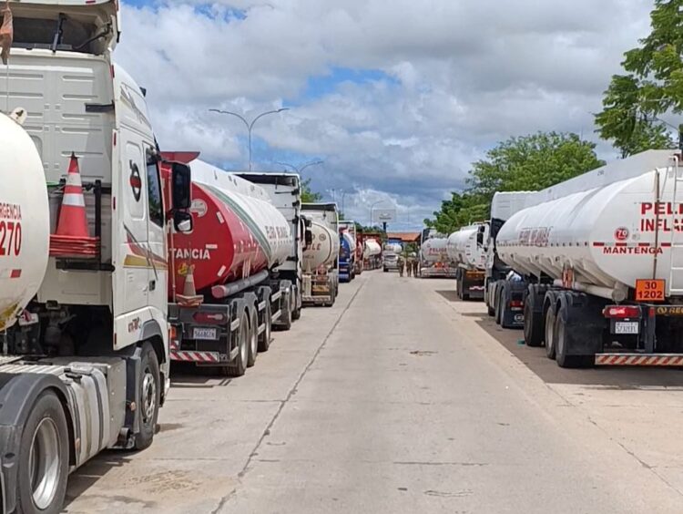 Cívicos cruceños acusan al Gobierno de no decir la verdad sobre los combustibles