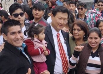 Tras encuesta de Claure, Chi aboga por el voto cruceño para superar a Andrónico y Reyes Villa