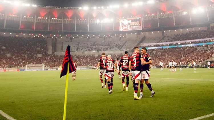 Flamengo derrota 2-0 a la Liga de Quito y pone pie y medio en octavos