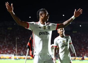 Brasileirão Serie A 2025: Favoritos ganan por primera vez y Depay brilla