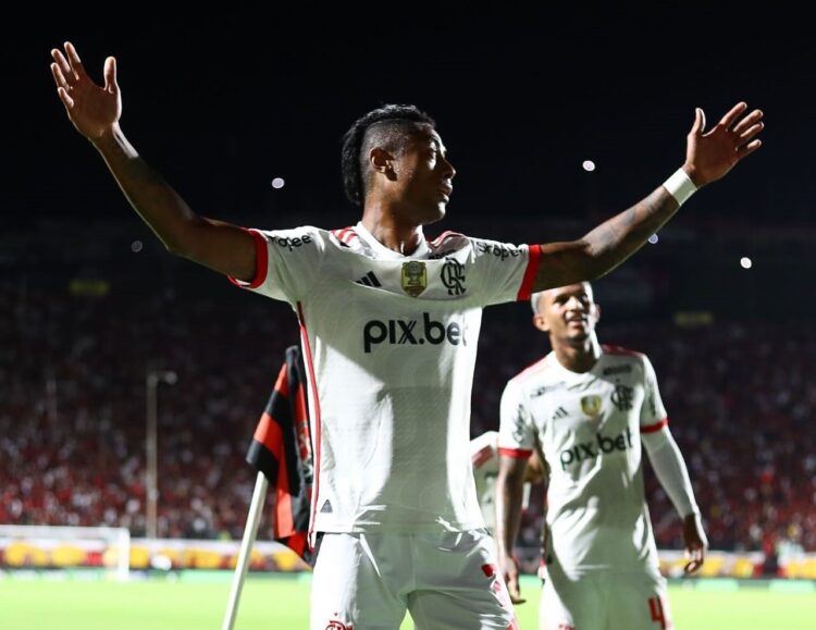 Brasileirão Serie A 2025: Favoritos ganan por primera vez y Depay brilla