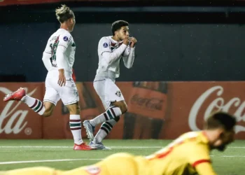 Fluminense y Huracán mandan en sus grupos de Sudamericana pero sienten la presión