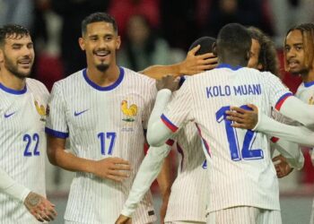 Huérfana de líderes, Francia se consuela con una goleada a Israel
