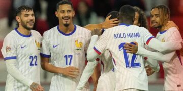 Huérfana de líderes, Francia se consuela con una goleada a Israel