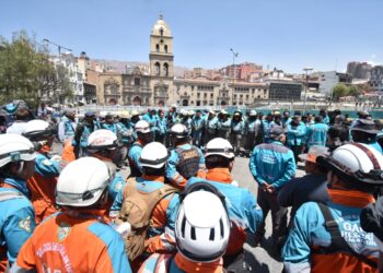 Arias y funcionarios ‘resguardan’ la plaza San Francisco ante la llegada de la marcha