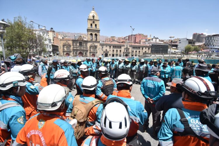 Arias y funcionarios ‘resguardan’ la plaza San Francisco ante la llegada de la marcha