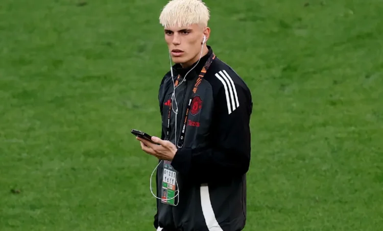 Suplente en la final, Garnacho se plantea seguir en el United
