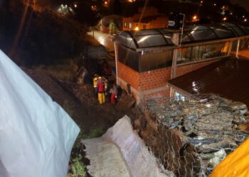 Gavión derrumbado en El Alto deja tres viviendas en riesgo