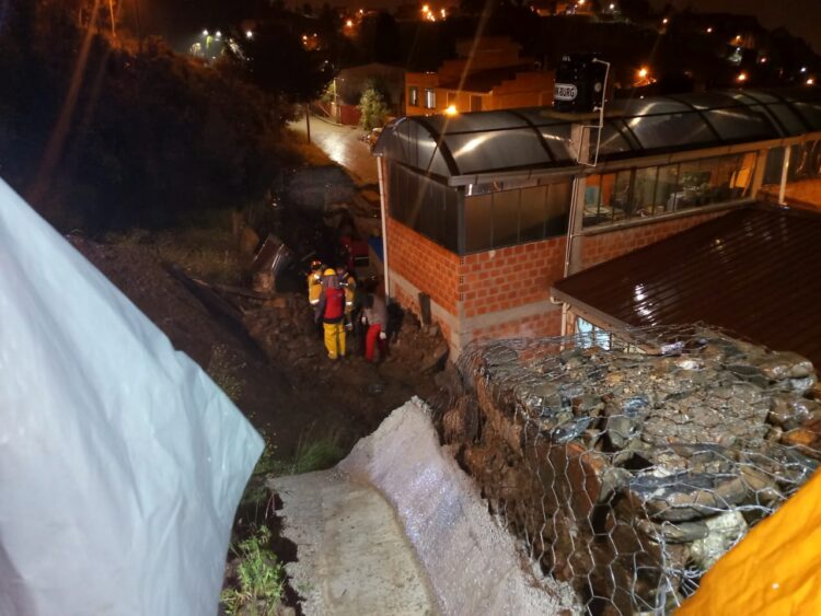 Gavión derrumbado en El Alto deja tres viviendas en riesgo