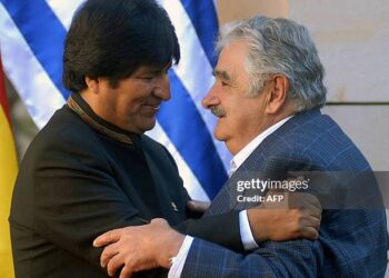 Evo en un encuentro con Mujica