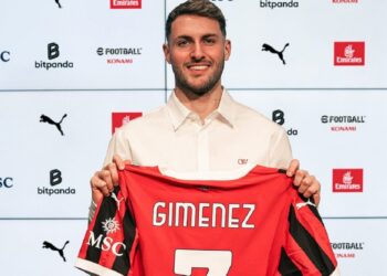 De compañero a rival, Giménez vuelve con el Milan a la que fue su casa