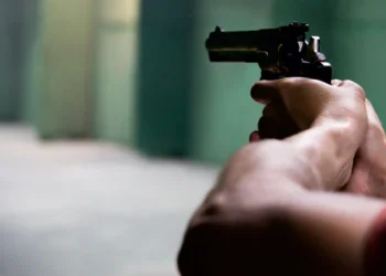 El agresor utilizó su arma de reglamento/RRSS