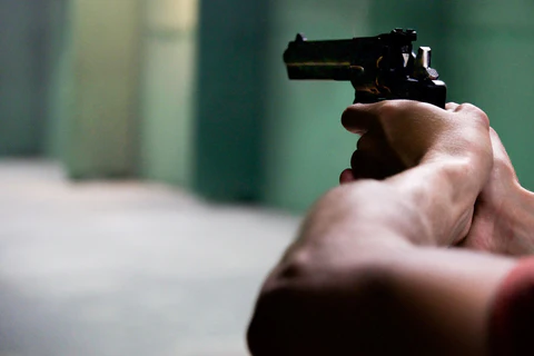 El agresor utilizó su arma de reglamento/RRSS