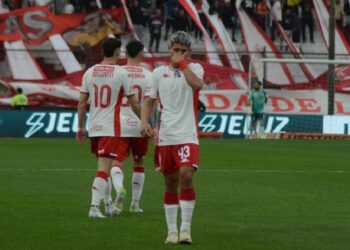 Huracán y Talleres ganan y siguen la persecución del líder Vélez en Argentina
