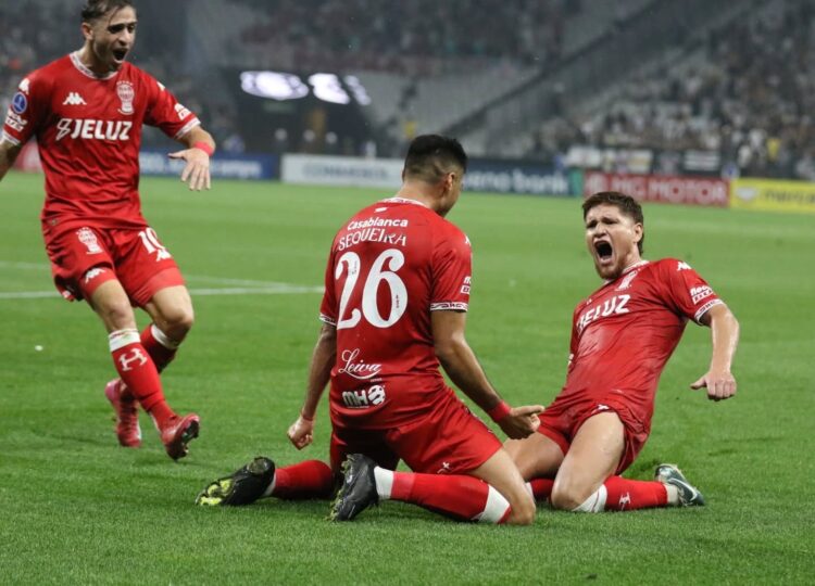 Huracán golpea a Corinthians en una Sudamericana con sonrisas visitantes