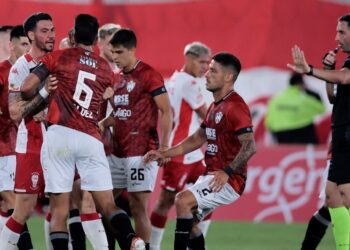 Huracán no pudo ganar y sigue a tres puntos del líder Vélez en Argentina