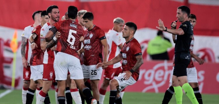 Huracán no pudo ganar y sigue a tres puntos del líder Vélez en Argentina