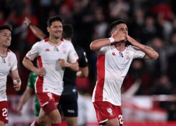 Huracán vuelve al triunfo y se acerca al líder Vélez en la Liga argentina