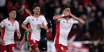 Huracán vuelve al triunfo y se acerca al líder Vélez en la Liga argentina