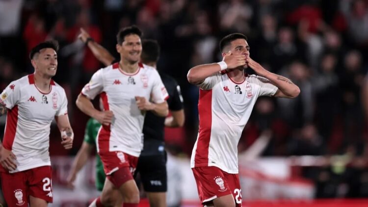 Huracán vuelve al triunfo y se acerca al líder Vélez en la Liga argentina