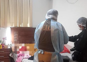 El cuerpo de la víctima fue hallado en su habitación