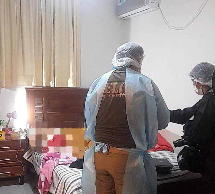 El cuerpo de la víctima fue hallado en su habitación